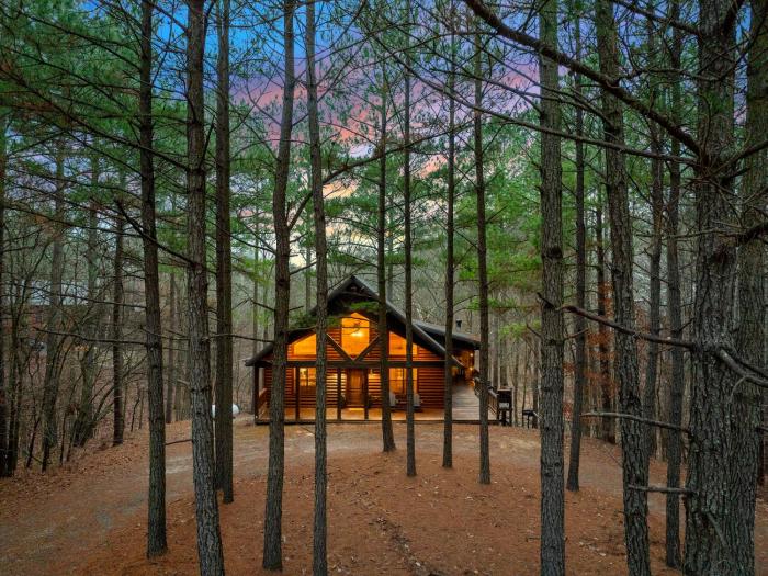 Walk2Town•Private Creek•Hot Tub•Deck•Fireplaces