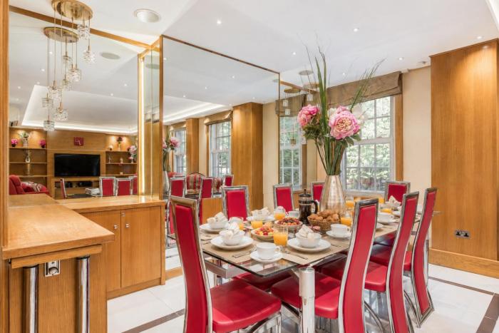 3 Bed - 4 Bath - Sleeps 9 - Oxford St - 4 Bathrooms & AC