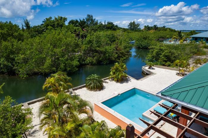 Modern Home with Private Plunge Pool in Placencia