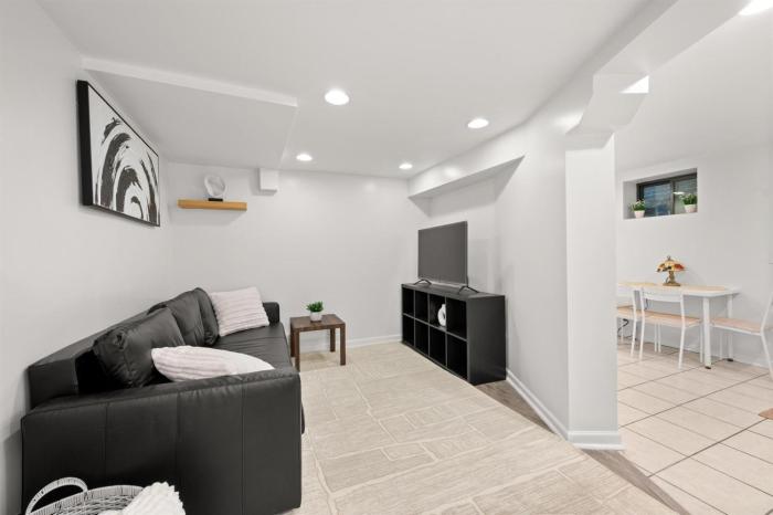 2BR Garden Suite in Lakeview Walk to Wrigley