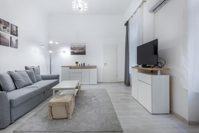 L16 Lázár Apartment