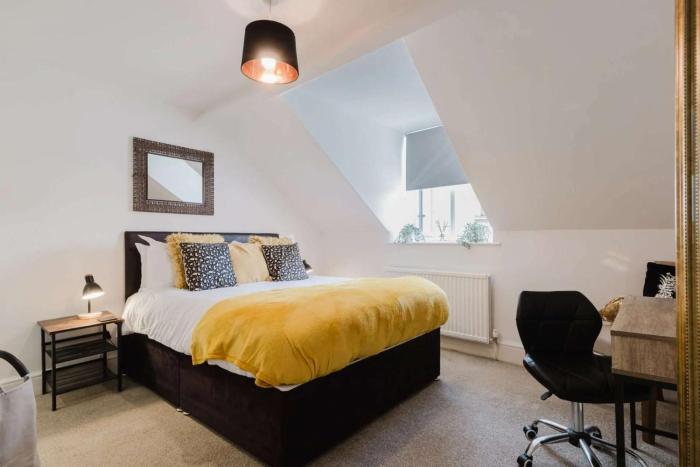 3 Bed Apartment Sleeps 6 - Pets Welcome - Parking