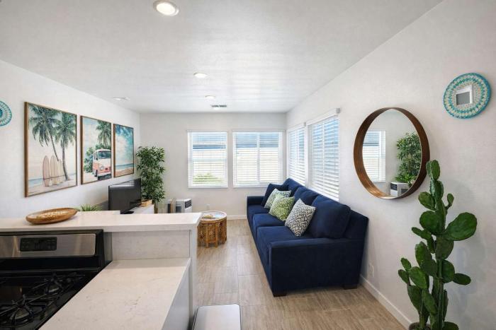 New Modern 1BR w Parking Steps to Bay & Boardwalk