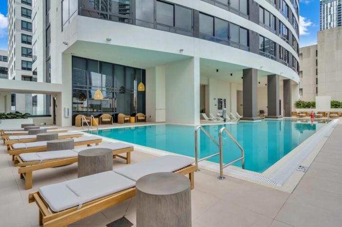 Downtown High-Floor Retreat- Full amenities- 1B1B