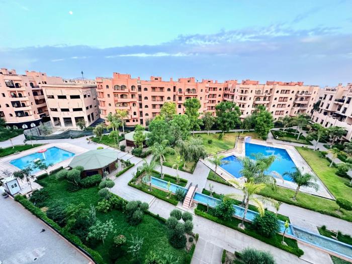 Vue piscine et terrasse oasis calme et luxueux