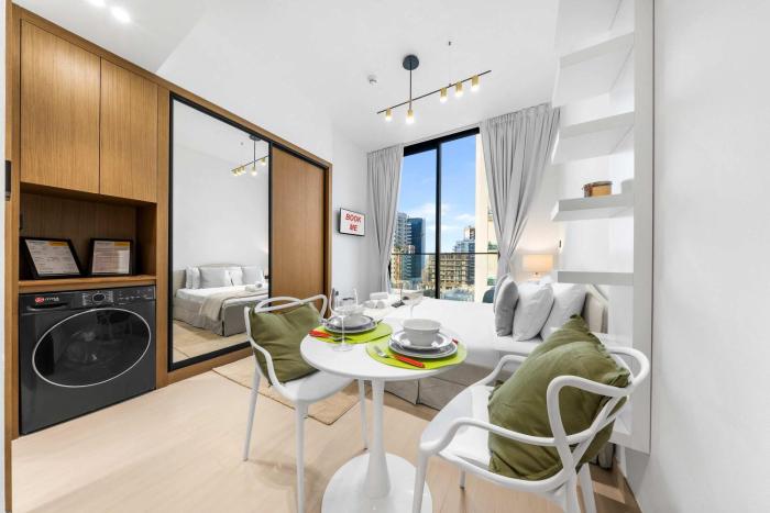StayShort - Bright & Comfortable Studio Apartment in Jumeirah Village Circle for 2 with Balcony!