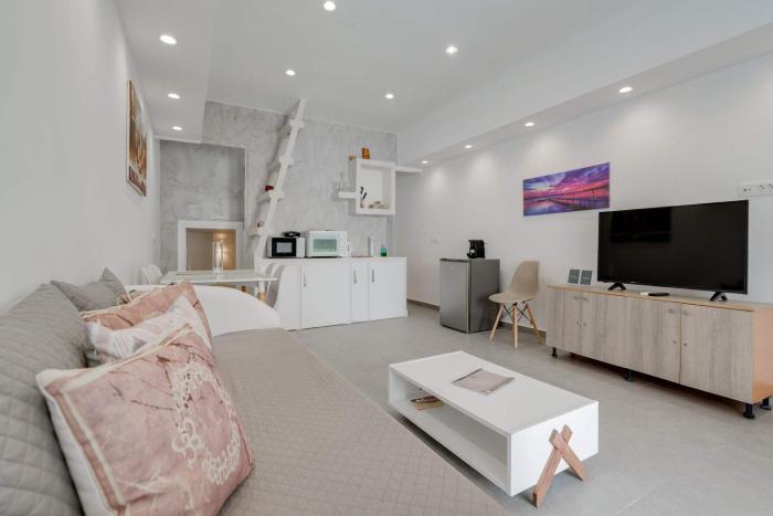 Authentic White 2Bd Flat Home in Emporio Santorini