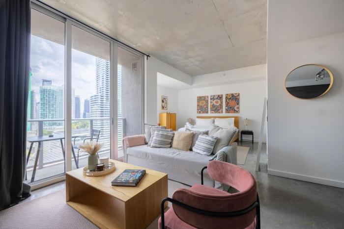 Stylish Pool Studio Near Brickell & Beach