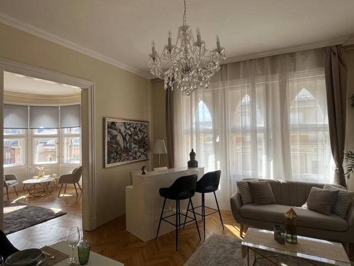 2BDR Balcony Apartment with Optional Garage near Parliament