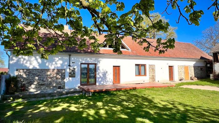 Dvůr u Koptišů - venkovský dům se zahradou v jižních Čechách