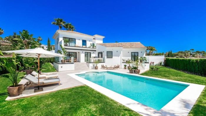 Luxurious 7-Bedroom Holiday House with Private Pool in Benidorm