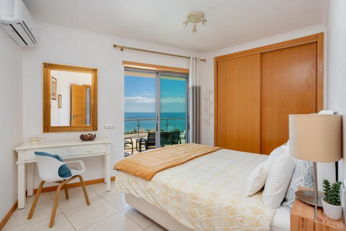 Bijou Flat Beach front, Sea Views, Pool, Garage