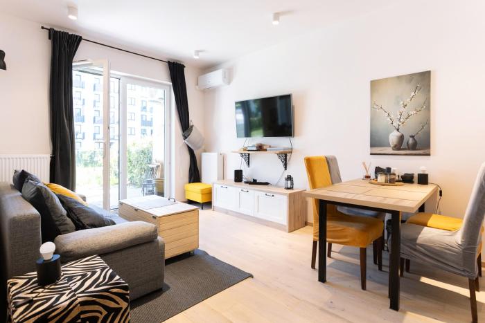 Elegant apartment with private garden, AC and garage, near airport