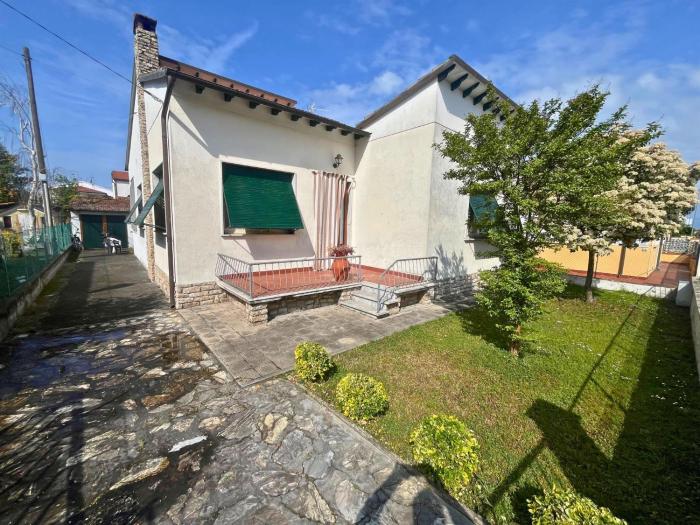 Charming Holiday House in Scenic Torre del Lago Puccini