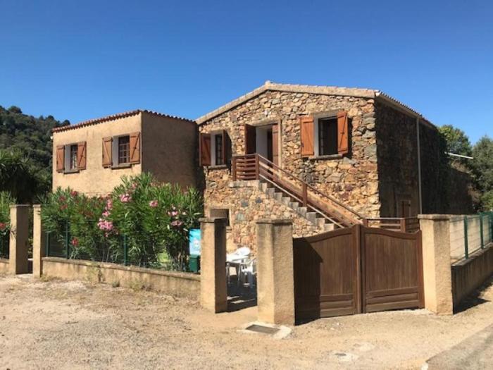 Gîte en pierres locales