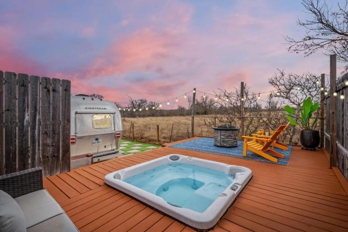 Lucinda Airstream - Fire Pit & Hot Tub