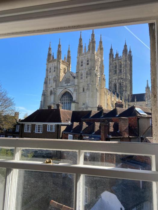 Cathedral View - Central Canterbury Apartment