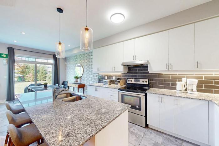 Family Townhome with Summer Pool