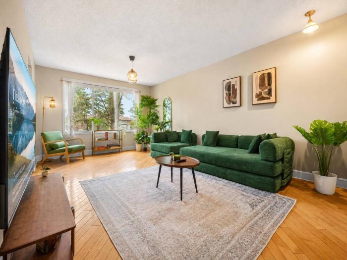 Family-Friendly 3BR Bungalow by Chinook Mall