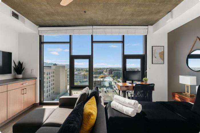 Bright n Airy Studio Perfect City Escape 15