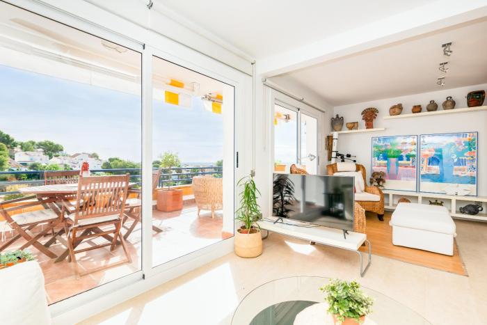 Marvista - Bright Apt w Seaview, Pool