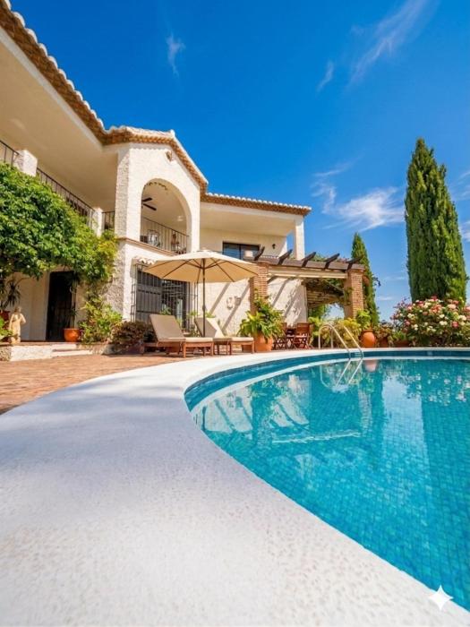 Villa in Benajarafe Alto with Sea Views and Private Pool
