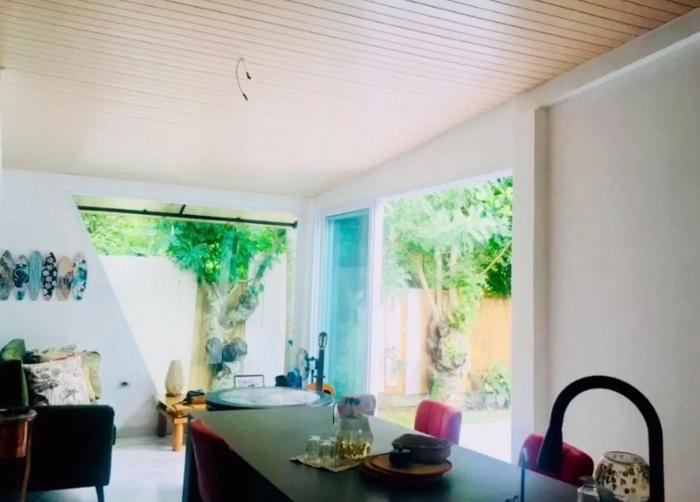 Hermosa casa rodeada de árboles y cerca a la playa