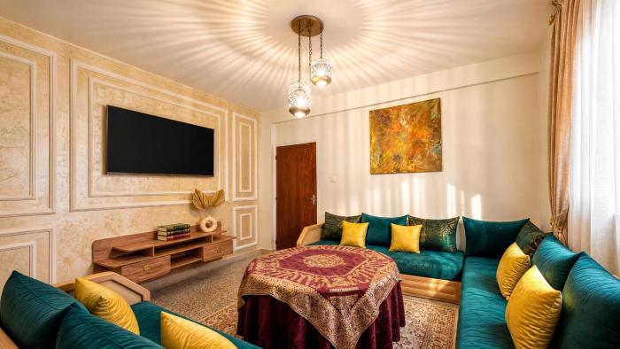 Calm Central Stay Near Beach - High-Speed WiFi, Free Parking