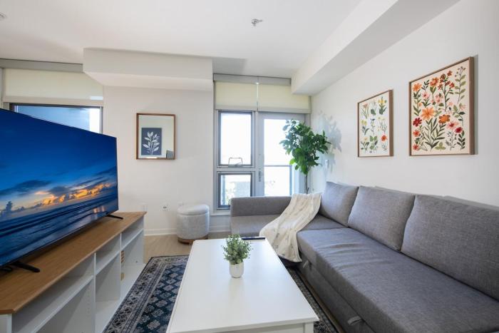 Bright Apt, Fast WiFi, Full Kitchen & Walk to Pier