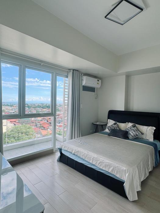 1BR-2 Queen beds-One Lakeshore