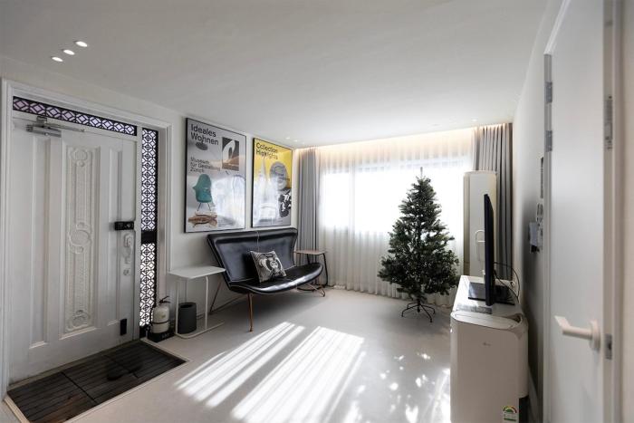 Bright 3 Bedroom Apartment with 2 Baths near Myeongdong Station
