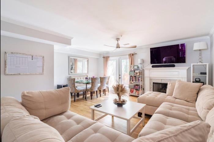 Cosy 2 Bedroom Townhome Close to The City