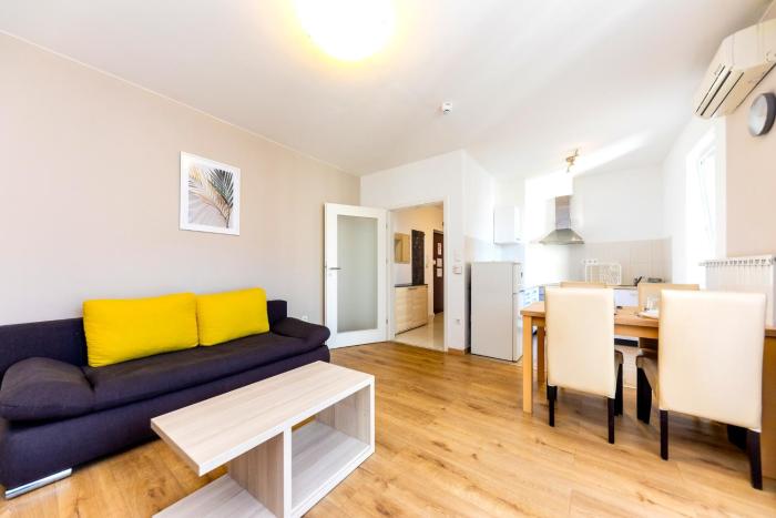 Prime Stay - Modern 1 Bedroom Apartment with AC & Balcony