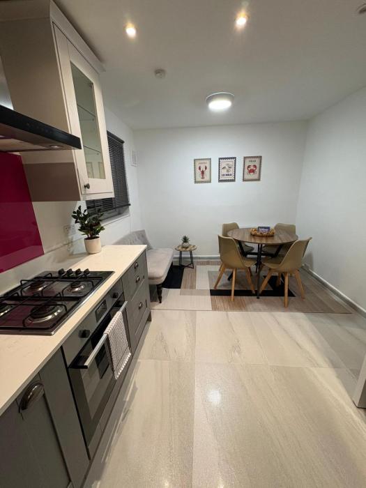 Modern 3 bedroom Apartment, Sleep 5