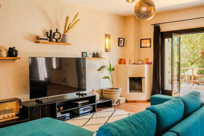 Charming villa with pool and maid