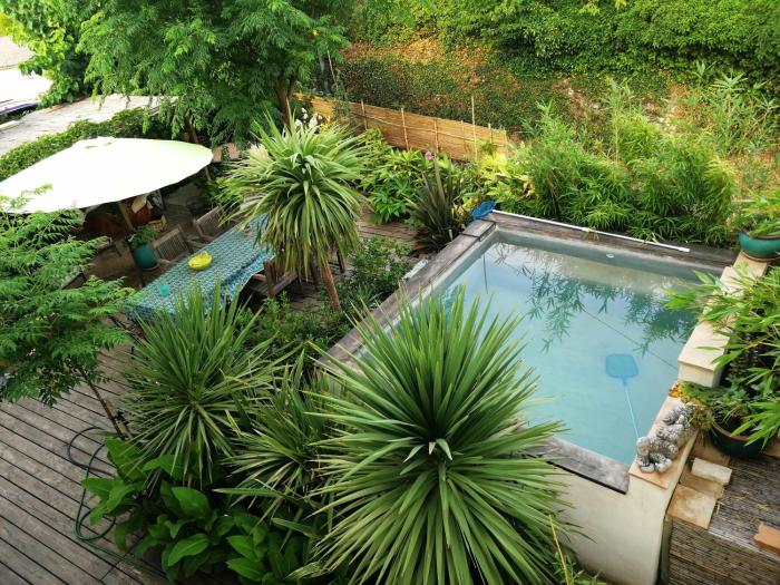 MAISON avec JARDIN ET BASSIN DE BAIGNADE