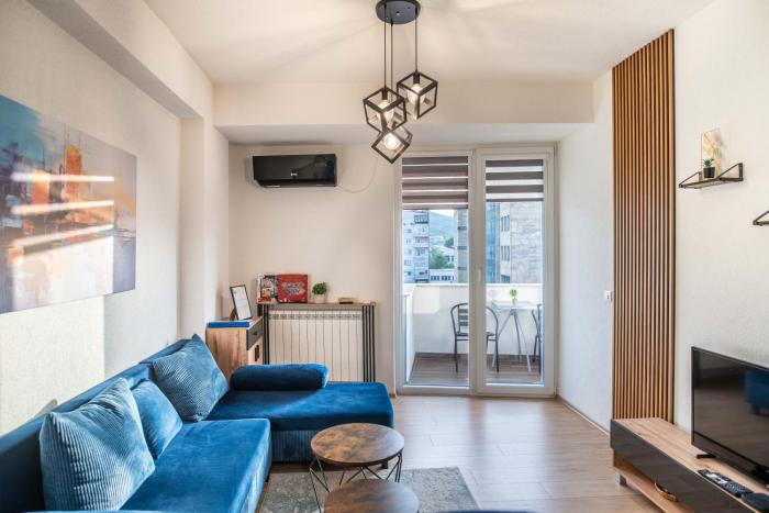 New Modern Apartment with Free Private Parking & Fast Wi-Fi