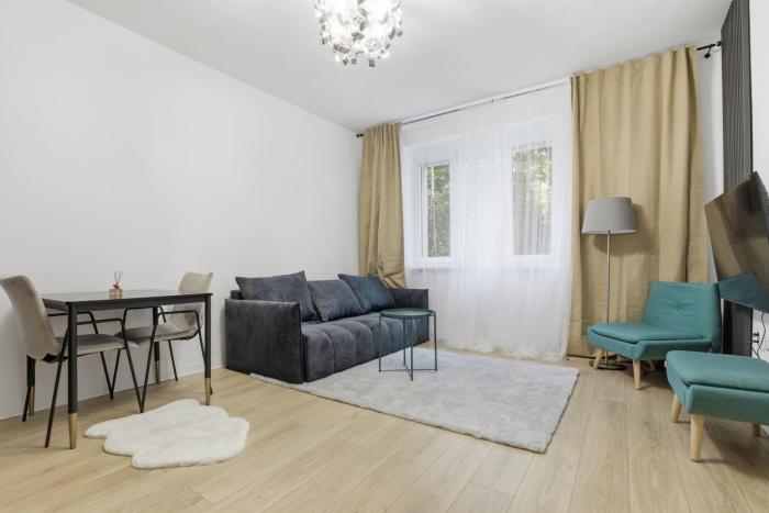 New 1BR Apt steps to Nivy and Bus Station