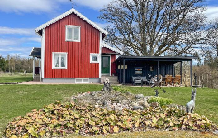 3 Bedroom Cozy Home In Broaryd