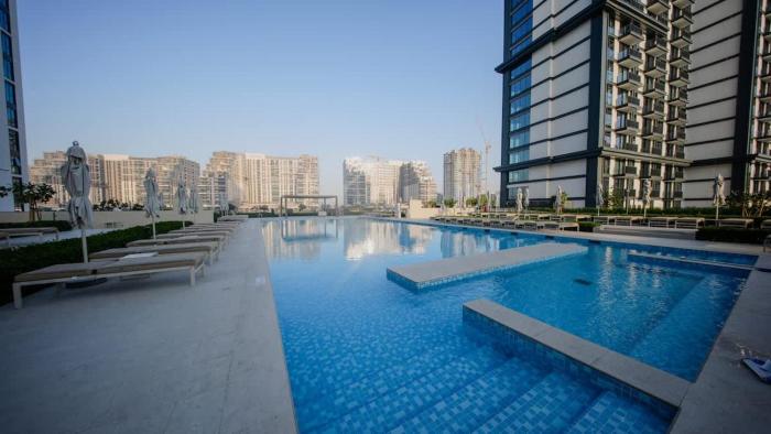 Dubai Hills Apt with Infinity Pool