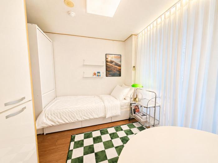 42Hongdae Station Area, Yeonnam, Hongdae Street, 15 Minutes from Itaewon, Single Accommodation, Fully Furnished
