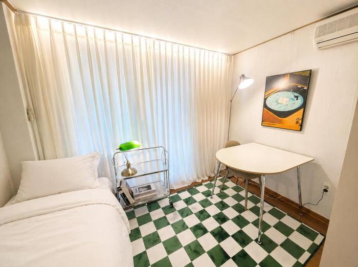 42Hongdae Station Area, Yeonnam, Hongdae Street, 15 Minutes from Itaewon, Single Accommodation, Fully Furnished