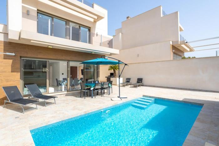 Petit coin de paradis avec piscine et solarium