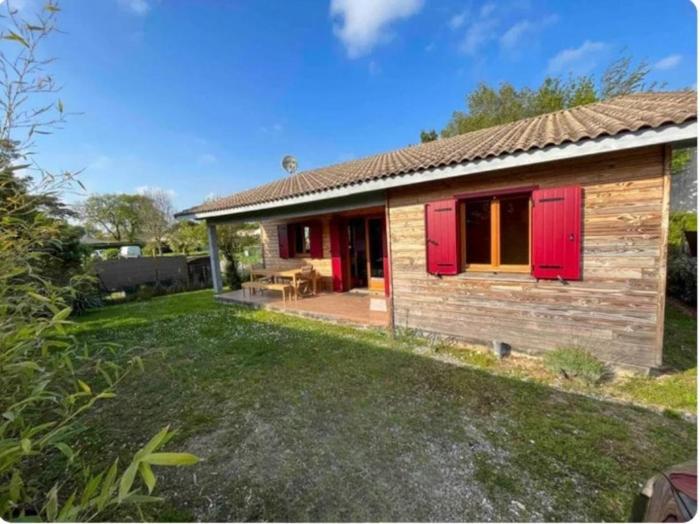 Chalet bois et volets rouges