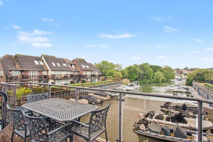Relaxing South Facing Waterfront Coastal Retreat 10min walkTown