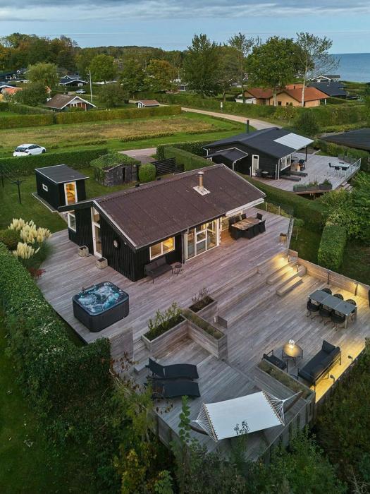 Bright Timber House With Outdoor Spa And Sea View