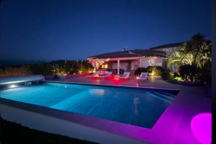 Superbe villa au rez de chaussée avec terrasse de 70 m2 offrant une vue sur la mer et piscine privée