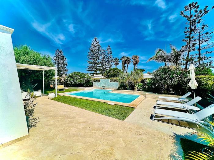 Villa Lucia with swimming pool 30 meters from the beach