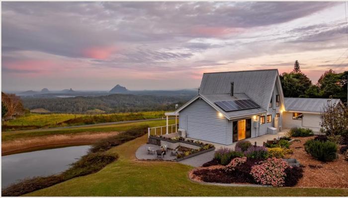 Maleny Chalet with Spectacular Glasshouse Mtn Views