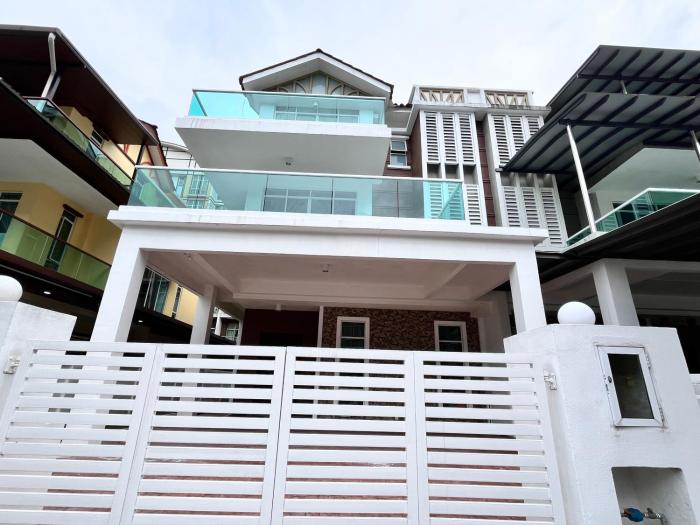 Cameron Three Storey Semi-D at Barrington Home
